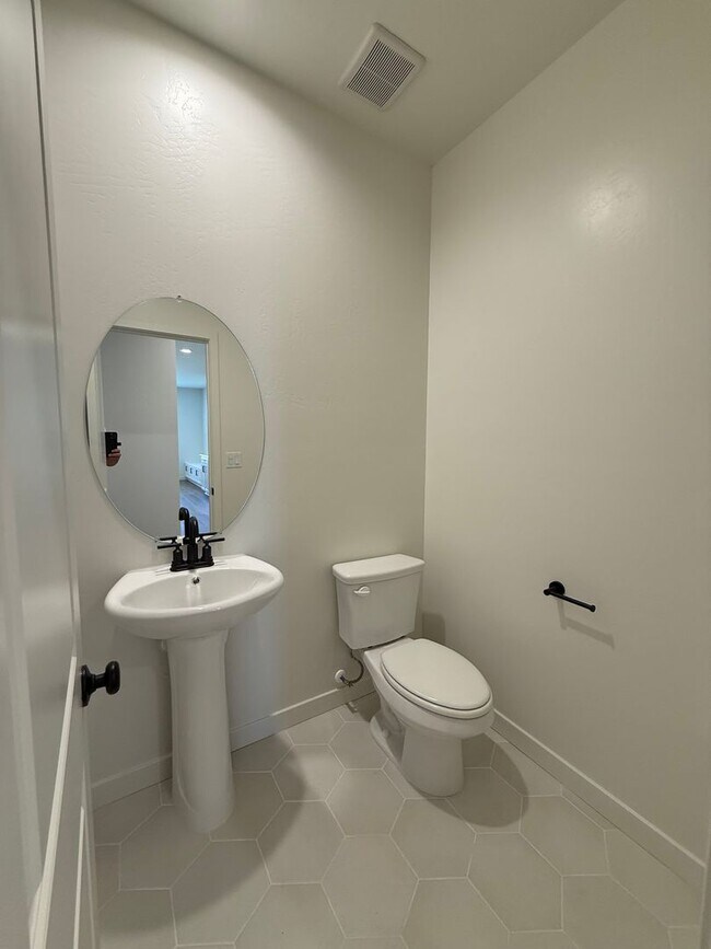 Building Photo - 16806 Mairs Dr