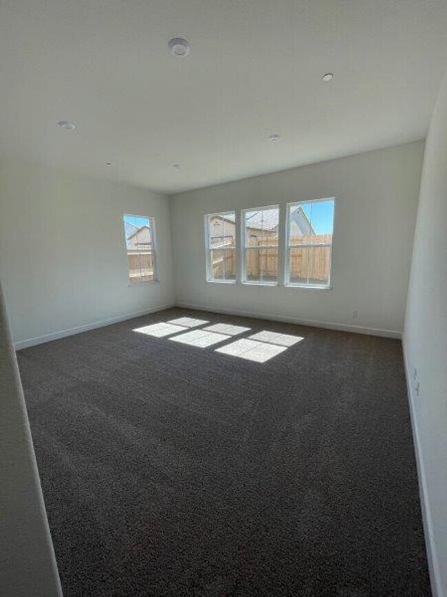 Building Photo - Fabulous Single Level 4 Bedroom in 95757