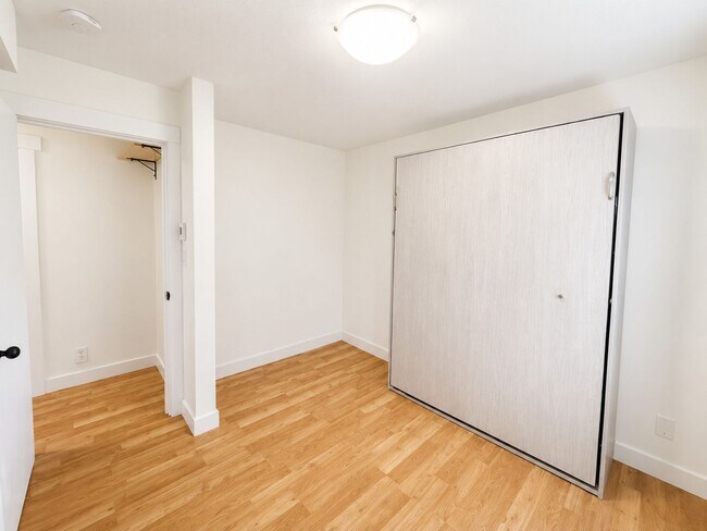 Building Photo - 2bd/1ba Seattle Condo