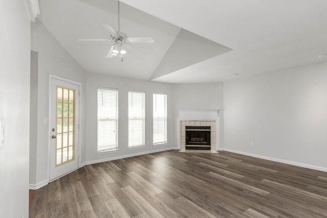 Building Photo - NO JUNE RENT!!!!!! 300 off July Rent...tou...
