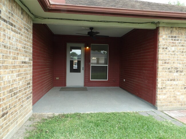 Building Photo - 5917 Red River Dr