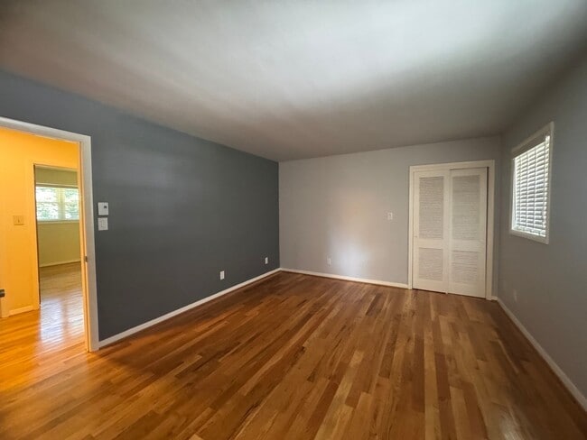 Building Photo - 4 Bedroom Jamestown Beauty!