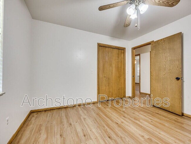 Building Photo - 3121 Lakeside Dr
