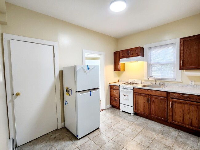 Building Photo - 148 N Pascack Rd