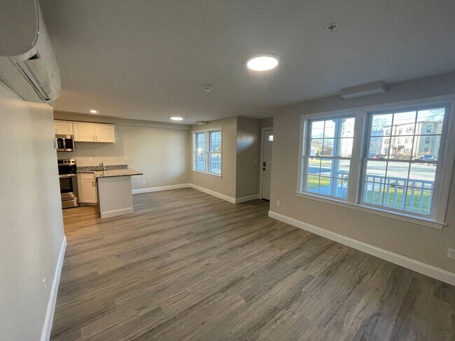 Building Photo - 129 Kenoza Ave