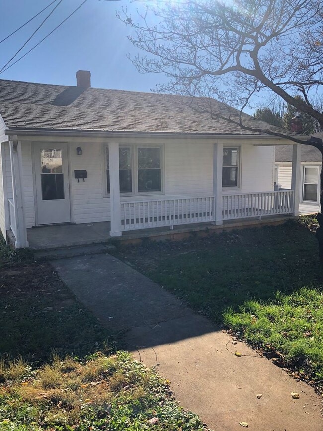 Primary Photo - 2 Bedroom House off Memorial Avenue