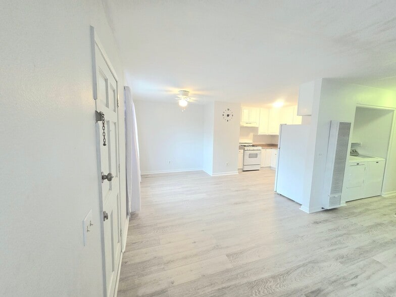 Building Photo - 2424 Sumac Dr