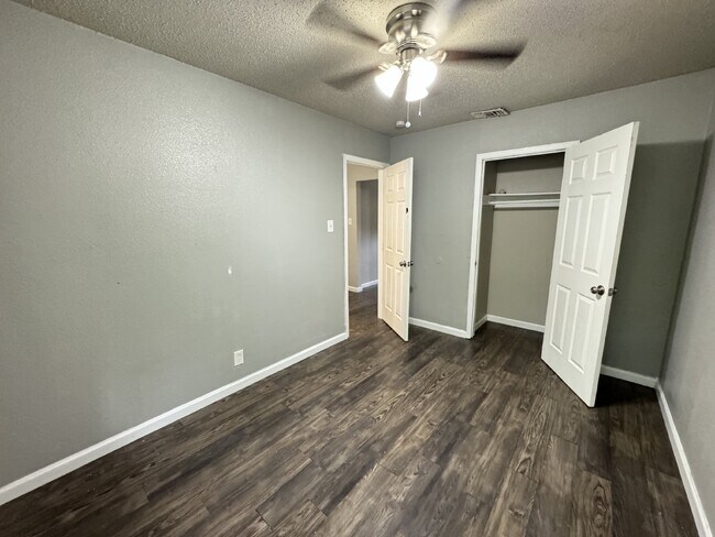 Building Photo - 2 Bedroom and 1 bathroom ready to move in