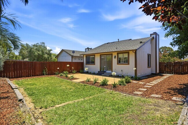 Building Photo - Remodeled 2 Bed, 2 Bath Townhouse in Petaluma's Morningstar Community