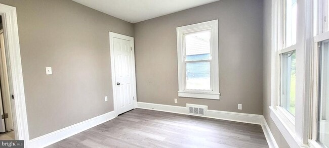 Building Photo - 104 Middleneck Ln