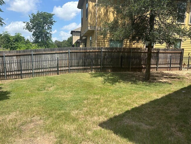 Building Photo - 7233 Menchaca Rd
