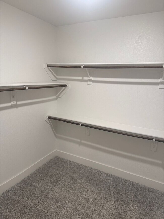 Building Photo - 3/2/2 Cozy Kitchen - Huge Closets - Tub in...