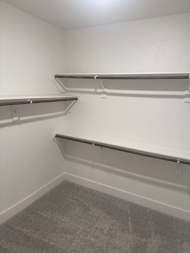 Building Photo - 3/2/2 Cozy Kitchen - Huge Closets