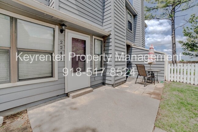 Building Photo - Beautiful 3 Bedroom, 2.5 Bath Condo in Canterbury!