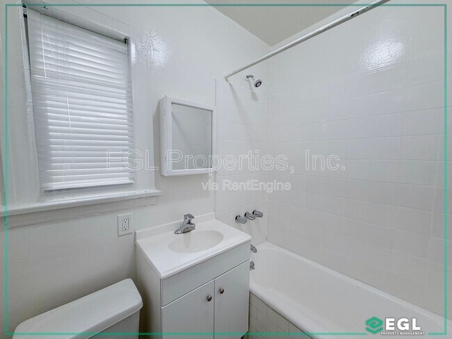 Building Photo - 807 N Martel Ave