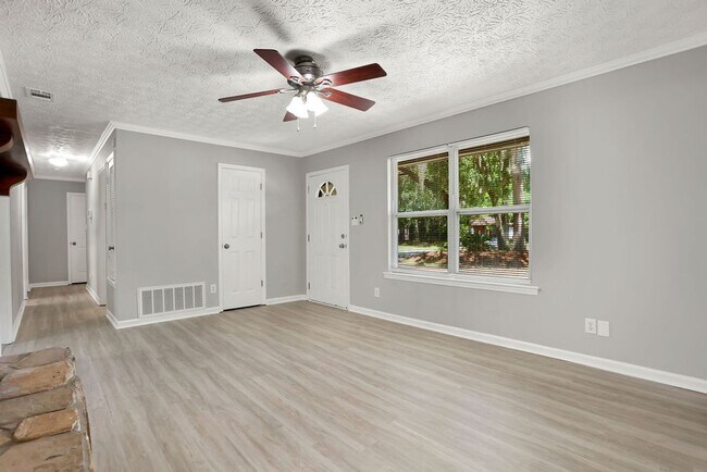 Building Photo - 3 bedroom 2 bath home in Village Green
