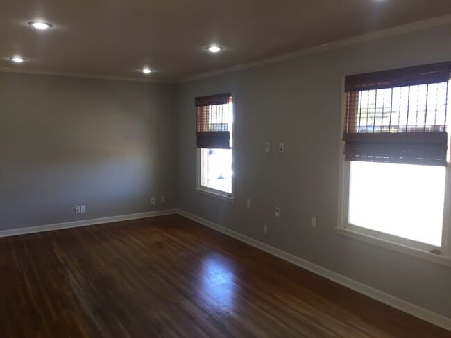 Building Photo - 925 Wilshire Pl