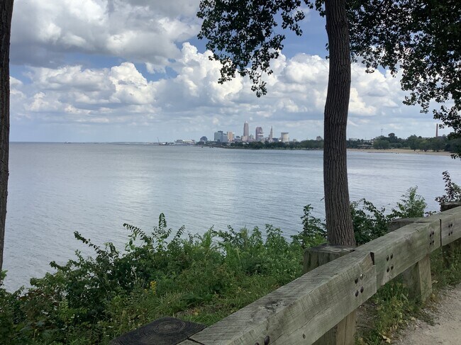 Building Photo - 1330 W 89th St