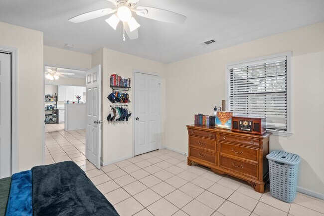 Building Photo - Southside Savannah Gem – 4BR Home in Windsor Forest with Sunroom & Patio