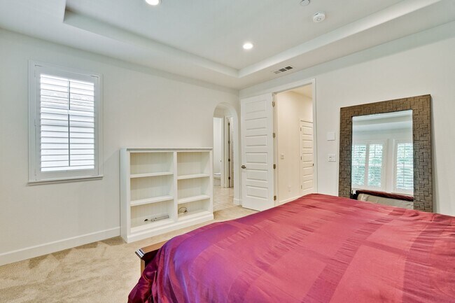 Building Photo - Modern Townhome in Prime Location — Walkab...