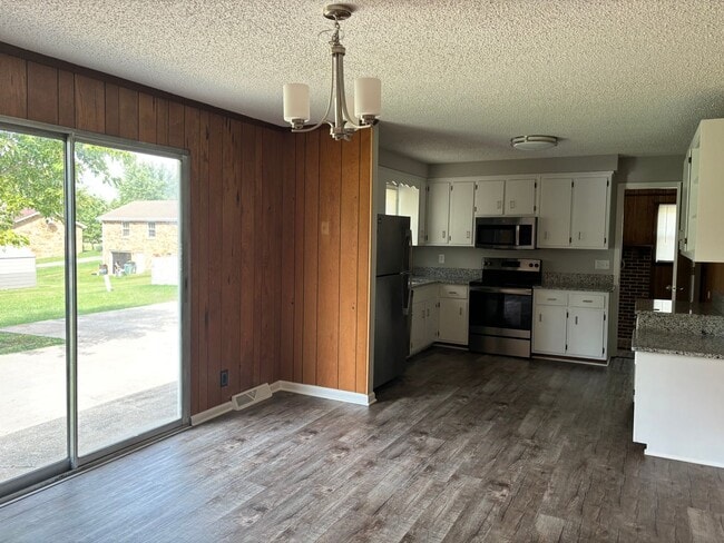 Building Photo - 927 Kenwood Dr