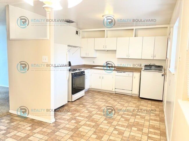 Building Photo - Cozy 3-Bedroom Home with Fenced Yard and G...