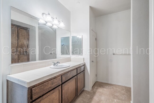 Building Photo - 4 Bedroom, 2 Bath Home - $2450 per month!