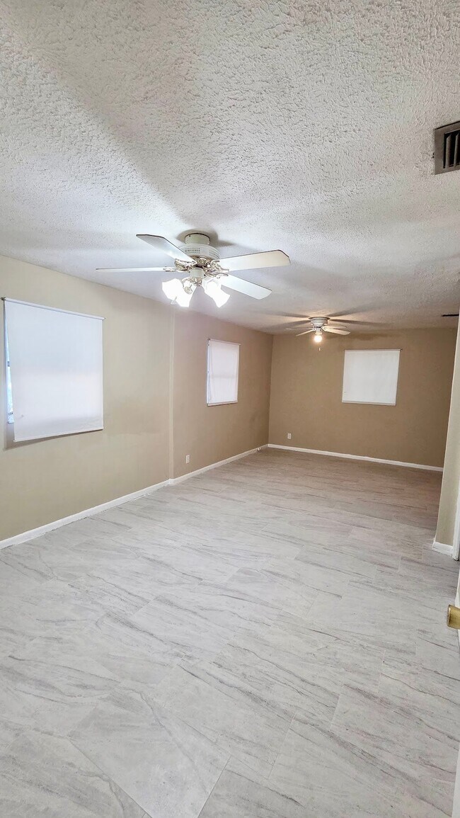 Building Photo - 4447 Melvin Cir W