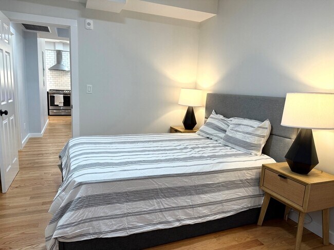 Building Photo - 27 Linden St