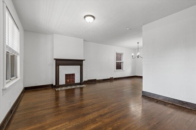 Building Photo - 2816 Clermont Ave