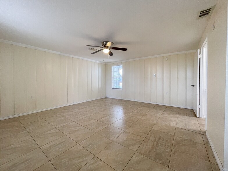 Building Photo - 1306 W 11th St