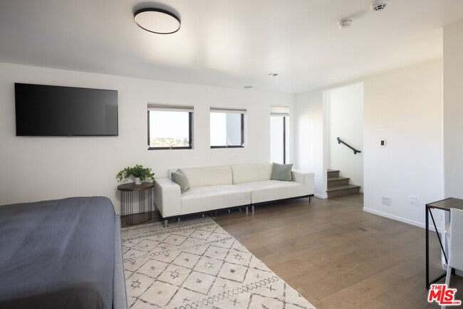 Building Photo - 2231 Sunset Plaza Dr