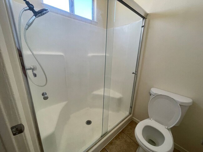 Building Photo - Hesperia-Refurbished- 3 Bedrooms, 2 Bathrooms + Den or Office, Large Property