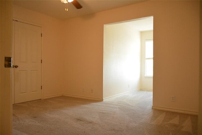 Building Photo - 112 Sandstone Dr