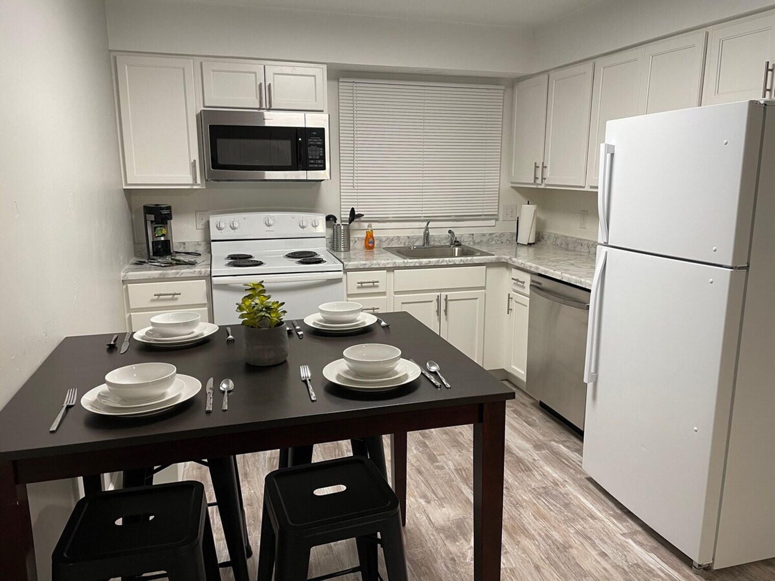 Building Photo - 915 W Whittier Dr