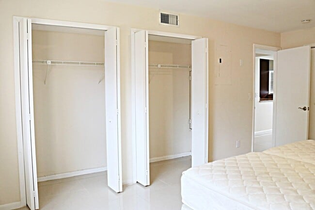 Building Photo - 230 NE 26th Ave