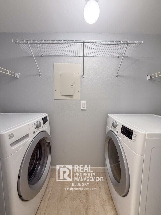 Building Photo - 9481 Highland Oak Dr