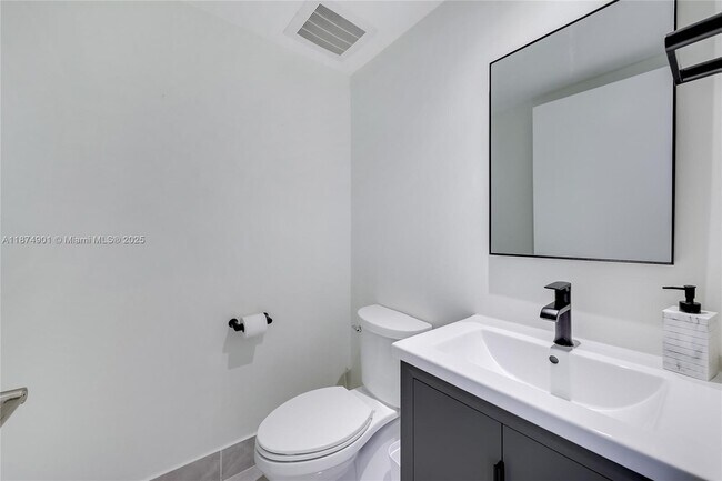 Building Photo - 901 Brickell Key Blvd