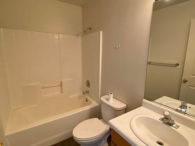 Building Photo - 3 Bedroom, 2 Bathroom Apartment with great...