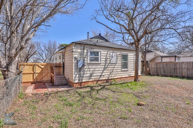 Building Photo - 2 bed 1 bath, New kitchen, new windows!