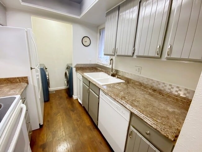 Building Photo - South Anchorage Condo with Balcony, Garage...