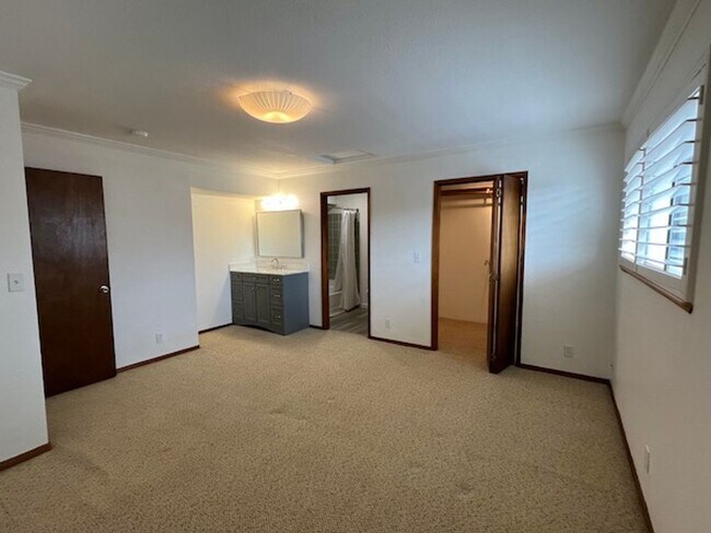 Building Photo - Comfortable 2bd/2bath Condo with garage of...