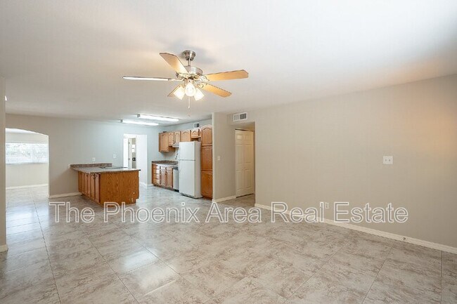 Building Photo - 522 E Balboa Dr
