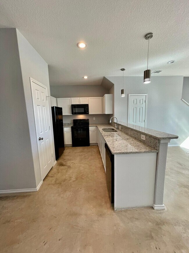 Building Photo - 6906 Crestway Dr