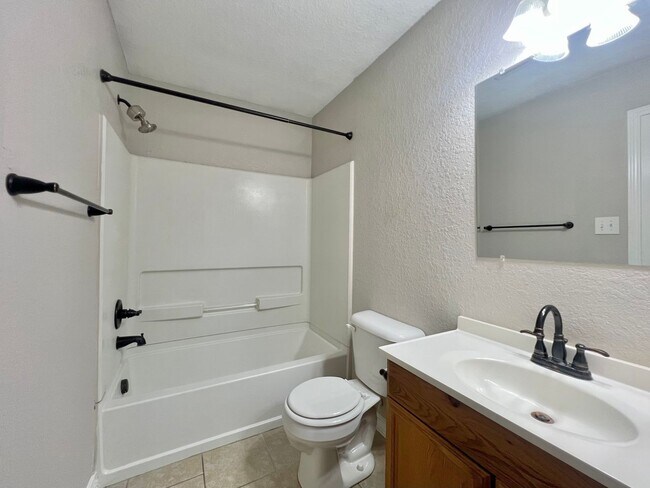 Building Photo - 5107-5109 Flipper Dr