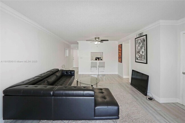 Building Photo - 6886 N Kendall Dr
