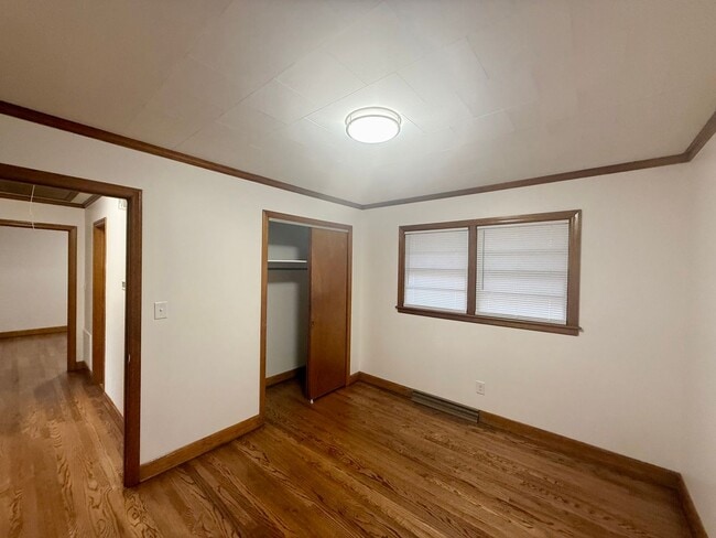 Building Photo - Three bedroom, 1.5 bath house in Burlington