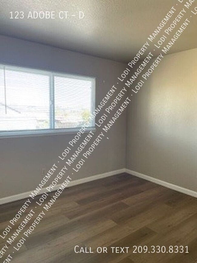 Building Photo - 123 Adobe Ct