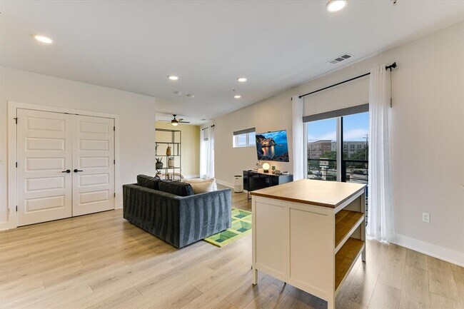 Building Photo - 2220 Webberville Rd