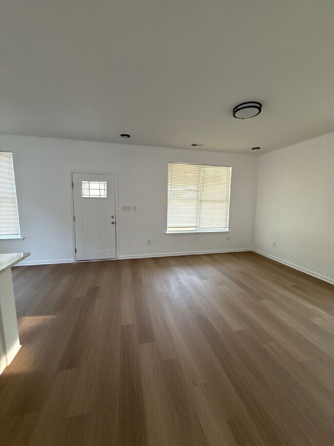 Building Photo - Fully Renovated Spacious 3BR in South Memphis – Section 8 Welcome